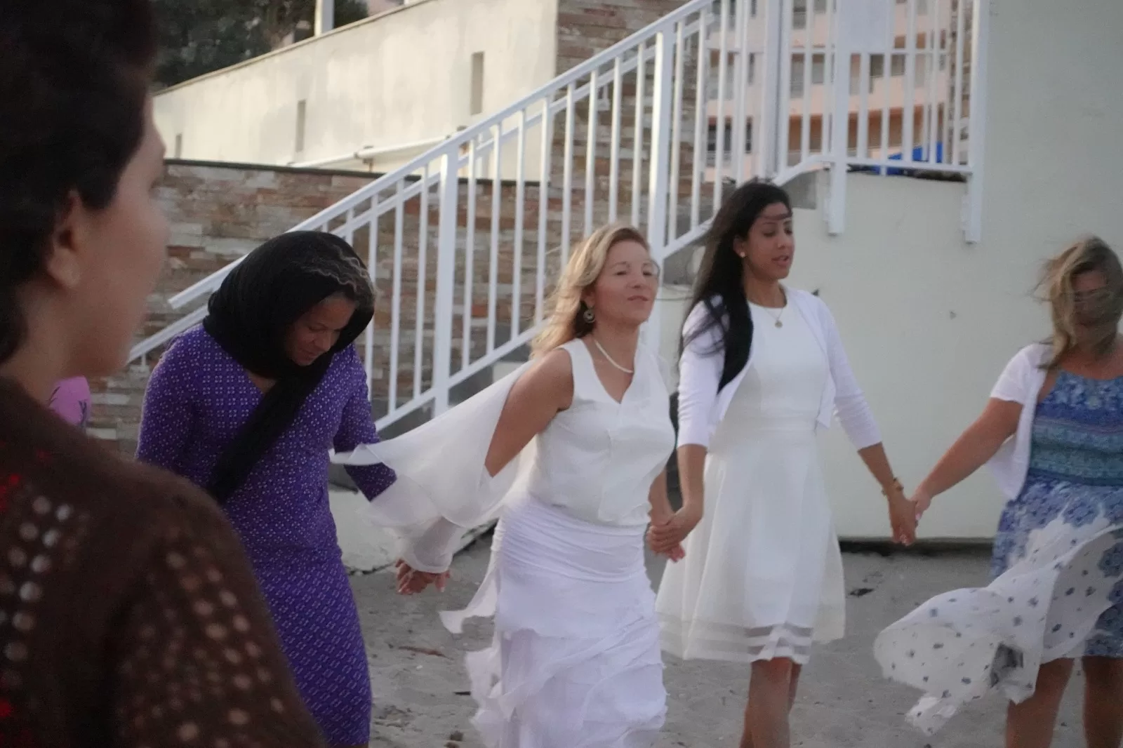 Círculo de Luz: Espacios de Sanación y Empoderamiento Femenino